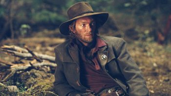 Vincent Cassel en cow-boy, allongé dans un coin de forêt, dans l'adaptation de Bluberry de Jan Kounen.