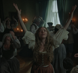 Scène de danse de groupe, Amanda Seyfried levant les bras vers le ciel, dans Le testament d'Ann Lee.