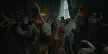 Scène de danse de groupe, Amanda Seyfried levant les bras vers le ciel, dans Le testament d'Ann Lee.