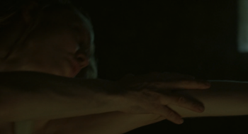 Les mains de Amanda Seyfried dansant en gros plan dans Le Testament d'Ann Lee.