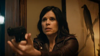Neve Campbell braquant une arme, inquiète, dans Scream 7.
