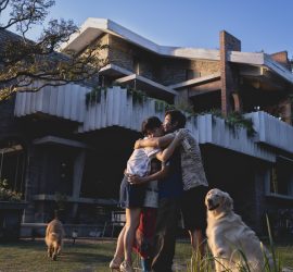 Les trois membres de la famille du héros de Aucun autre choix s'enlacent,, dans leur jardin.