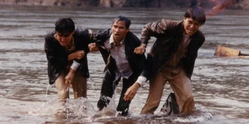 Tony Leung, Jacky Cheung et Waise Lee s'échappent du fleuve dans le film Une balle dans la tête de John Woo.