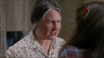 Maud Kay incarne une femme aux cheveux gris pas très commode dans Le Cri des Ténèbres