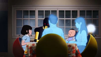 Plusieurs personnes sont à table ; un robot couleurs noir et or, ainsi qu'une petite fille en robe bleu ciel ; il y a aussi deux parents en forme d'hologrammes, alors qu'un bébé repose sur les genoux de la maman ; en arrière-plan, on aperçoit une grande verrière ; les sièges des personnes attablées ont un dossier arrondi ; plan du film ARCO d'Ugo Bienvenu.