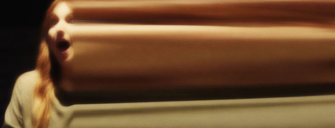 Visuel de la série Lost Media de Timothée Hochet et Lucas Pastor, une femme rousse hurle et l'image est déformée façon surréaliste