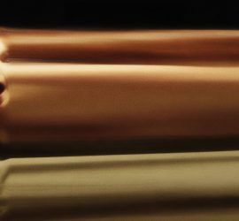 Visuel de la série Lost Media de Timothée Hochet et Lucas Pastor, une femme rousse hurle et l'image est déformée façon surréaliste