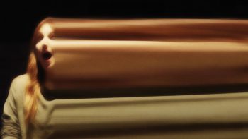 Visuel de la série Lost Media de Timothée Hochet et Lucas Pastor, une femme rousse hurle et l'image est déformée façon surréaliste