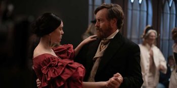 Un couple danse ; la femme porte une robe rouge et des cheveux noirs attachés ; l'homme est vêtu d'une veste de costume sombre ; il porte une barbe ; les deux individus se regardent en dansant ; elle a la main gauche posée sur l'épaule de son cavalier ; plan du film MARAMA, projeté au BIFFF 2026.