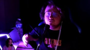 Le youtuber Feldup dans une lumière rose néon