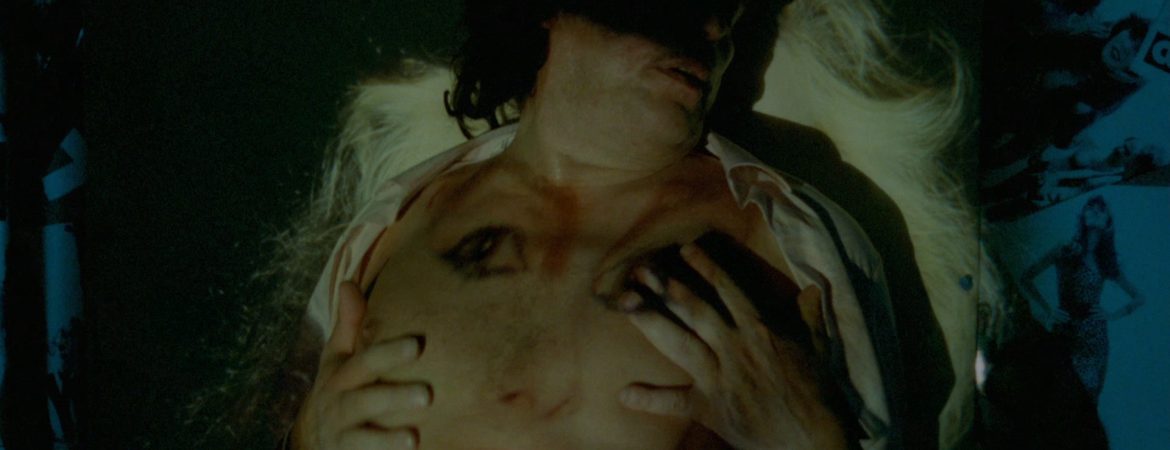 Projection d'un visage de femme sur le torse d'un homme se caressant.