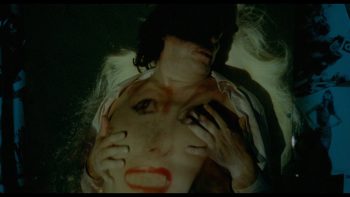 Projection d'un visage de femme sur le torse d'un homme se caressant.