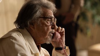 Un vieil homme, joué par Al Pacino, est au téléphone ; il tient le cornet dans sa main gauche et est filmé de profil ; il porte une chemise blanche et des lunettes ; ses cheveux son gris ainsi que sa barbichette ; plan du film LA CORDE AU COU de Gus Van Sant.