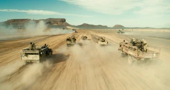 Des véhicules roulent à tout allure dans le désert algérien dans le biopic consacré a De Gaulle présenté à Cannes