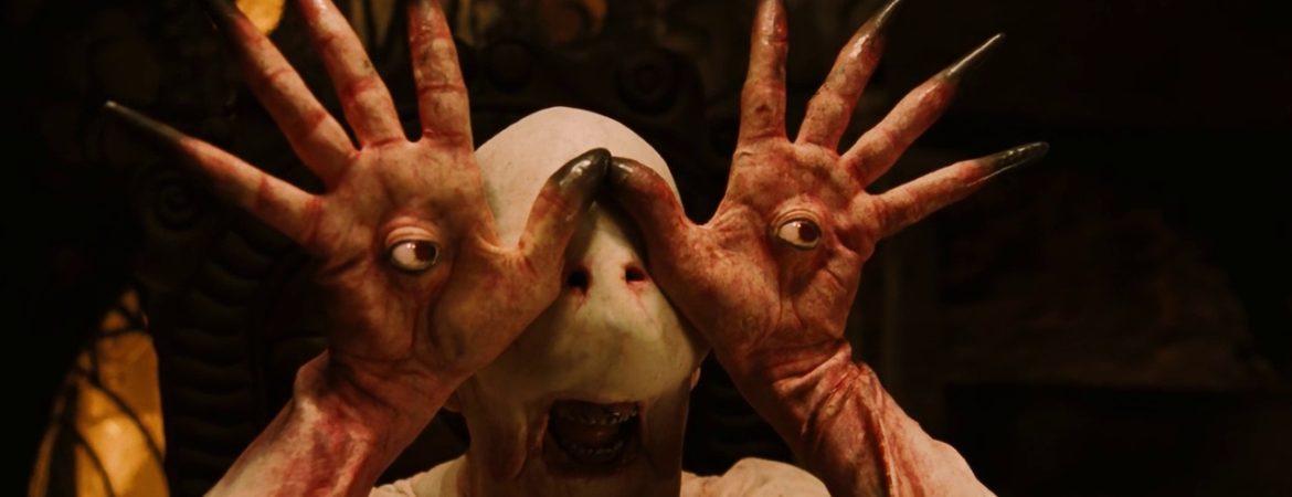 Une créature avec des yeux dans les mains dans le Labyrinthe de Pan de Guillermo Del Toro