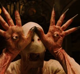 Une créature avec des yeux dans les mains dans le Labyrinthe de Pan de Guillermo Del Toro
