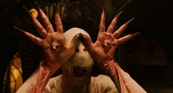 Une créature avec des yeux dans les mains dans le Labyrinthe de Pan de Guillermo Del Toro