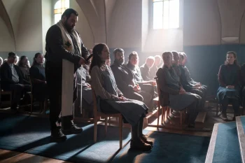 Un homme barbu et trapu en tenue religieuse touche les cheveux d'une femme visiblement appeuré et eteinte dans Karma de Guillaume Canet avec Marion Cotillard