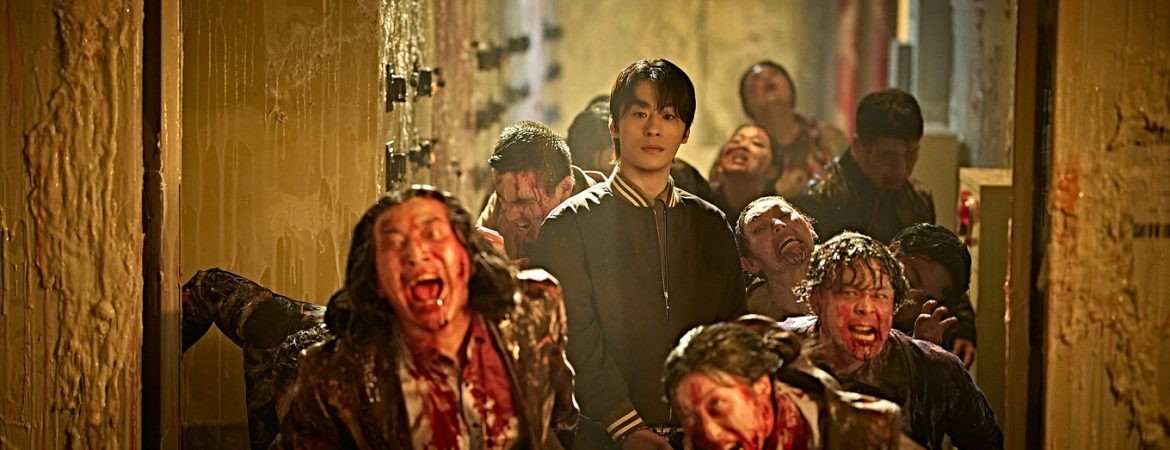 Une horde de Zombie entoure un homme sud-coréen visiblement pas contaminé dans Colony présenté à Cannes
