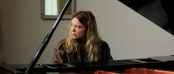 Léa Seydoux jouant du piano