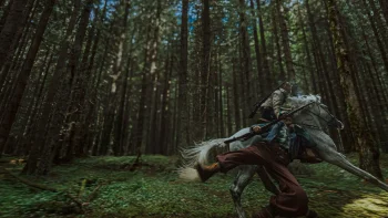 hope-na-hong-jin-cavalier-cannes-2026 Un cavalier chevauchant un cheval blanc galope dans une forêt ensoleillée ; dans une main, il empoigne un autre homme qu'il traîne à travers les bois ; un fusil est attaché dans le dos du cavalier ; l'herbe est verte et on devine le bleu du ciel par-delà les troncs et le feuillage ; plan du film HOPE, présenté à Cannes 2026.