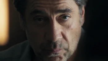 l-etre-aimé-sorogoyen-bardem-cannes-2026 Gros plan sur le visage de Javier Bardem ; la moitié de son visage est dans la pénombre ; plan du film L'ETRE AIME, présenté à Cannes 2026.