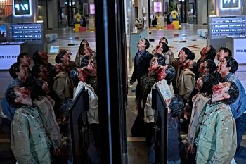 Des zombies amorphes dans un centre supermarché regardent leur propre reflet dans Colony diffusé à Cannes