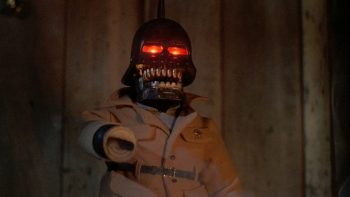 Torch, la poupée nazie au lance-flammes, a les yeux rouges, signe que le feu va être déclenché ; plan issu du film Puppet Master 2.
