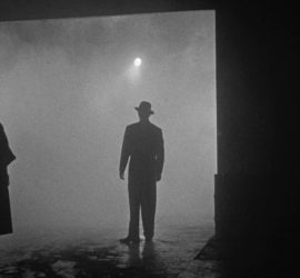 Plan large, de nuit, brumeux, sur deux silhouettes, un homme et une femme qui se font face dans le film The big combo réalisé par Joseph H. Lewis abordé dans Trois maîtres du cinéma modeste.