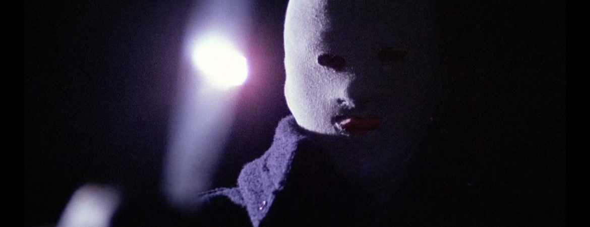Boogeyman à moitié dissimulé dans l'ombre, portant une cagoule blanche.
