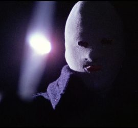Boogeyman à moitié dissimulé dans l'ombre, portant une cagoule blanche.