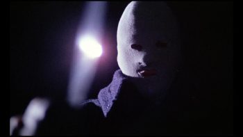 Boogeyman à moitié dissimulé dans l'ombre, portant une cagoule blanche.
