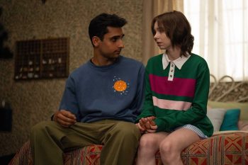 Ravi Singh et Pip Fitz-Amobi assis sur le bord d'un lit, se regardant dans les yeux.