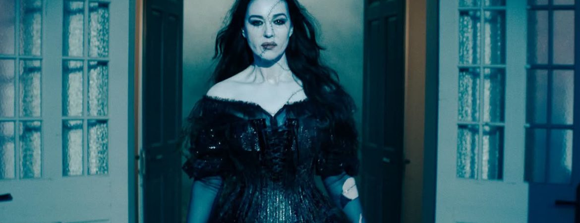L'actrice Monica Bellucci dans le rôle de Dolores dans le film Beetlejuice Beetlejuice, en robe noire, passant une porte.