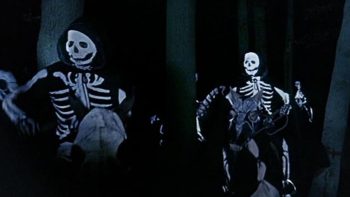 Deux individus revêtant des vêtements noirs représentant des squelettes fluorescents se meuvent dans la nuit ; l'obscurité domine et seul le blanc des os est clairement visible à l'écran ; plan du film LE FASCINANT CAPITAINE CLEGG de la Hammer.