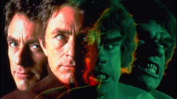 Deux visages d'un même homme, joué par Bill Bixbie, qui se recoupent en surimpression pour donner forme à sa transformation en Hulk, avec le visage de Lou Ferrigno ; le fond de l'image est noir ; les yeux de l'homme sont vitreux et figés dans le deuxième visage, tandis que ceux de Hulk semblent hargneux ; plan de la série L'INCROYABLE HULK, rééditée par Elephant Films.
