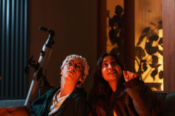 Deux jeunes femmes regardent vers le plafond