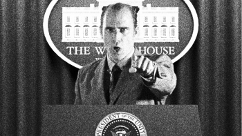Sur cette image en noir et blanc granuleuse, on aperçoit un homme en costume cravate qui pointe un doigt en direction de la caméra ; il se tient à un pupitre, sur lequel on peut lire "president of the United States" ; l'homme est dégarni, a le regard déterminé et la bouche ouverte ; derrière lui, on peut lire "The White House" sur un rideau uni ; plan du film MATAPANKI, présenté au NIFFF 2026.