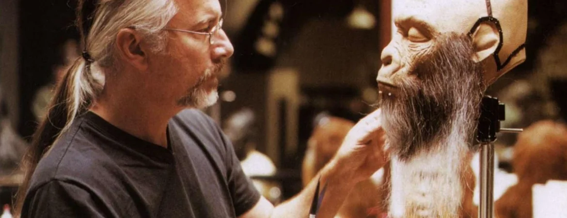Rick Baker travaillant sur l'un des masques de primates de La Planète des Singes de Tim Burton