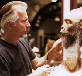 Rick Baker travaillant sur l'un des masques de primates de La Planète des Singes de Tim Burton