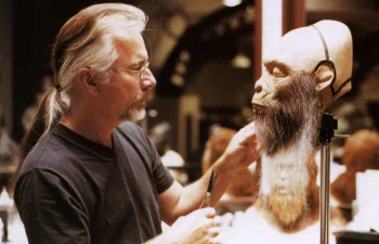 Rick Baker travaillant sur l'un des masques de primates de La Planète des Singes de Tim Burton