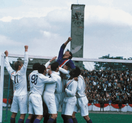 Sylvester Stallone soulevé par son équipe près des buts.