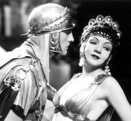 Couple en costumes antiques ; plan issu du film Le Signe de la Croix de Cecil B. DeMille.