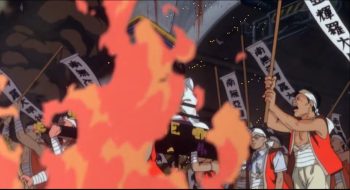De hautes flammes occupent le premier plan ; derrière elles, des manifestants aux bandeaux blancs brandissent des pancartes en japonais ; plusieurs, vêtus de gilets rouges, lèvent les bras et crient ; plan du film d'animation japonais AKIRA.
