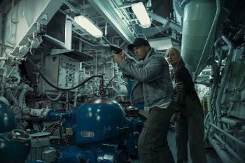 Annabelle Wallis et Jason Statham traversent la salle des machines d'un bateau dans Mutiny.