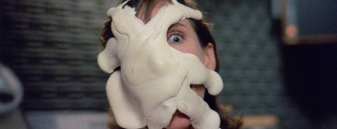 Une matière blanche squammeuse semble attaquer le visage d'une femme apeurée