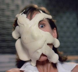 Une matière blanche squammeuse semble attaquer le visage d'une femme apeurée