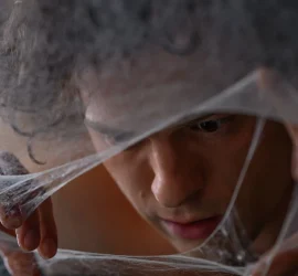 Spider-Man observe une toile d’araignée en gros plan dans Brand New Day.