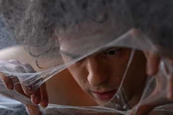 Spider-Man observe une toile d’araignée en gros plan dans Brand New Day.