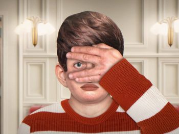 Blaise en pull rayé rouge et blanc ; une main devant les yeux légèrement entrouverte pour laisser voir un oeil ; plan issu du film Blaise de Dimitri Planchon et Jean-Paul Guigue.
